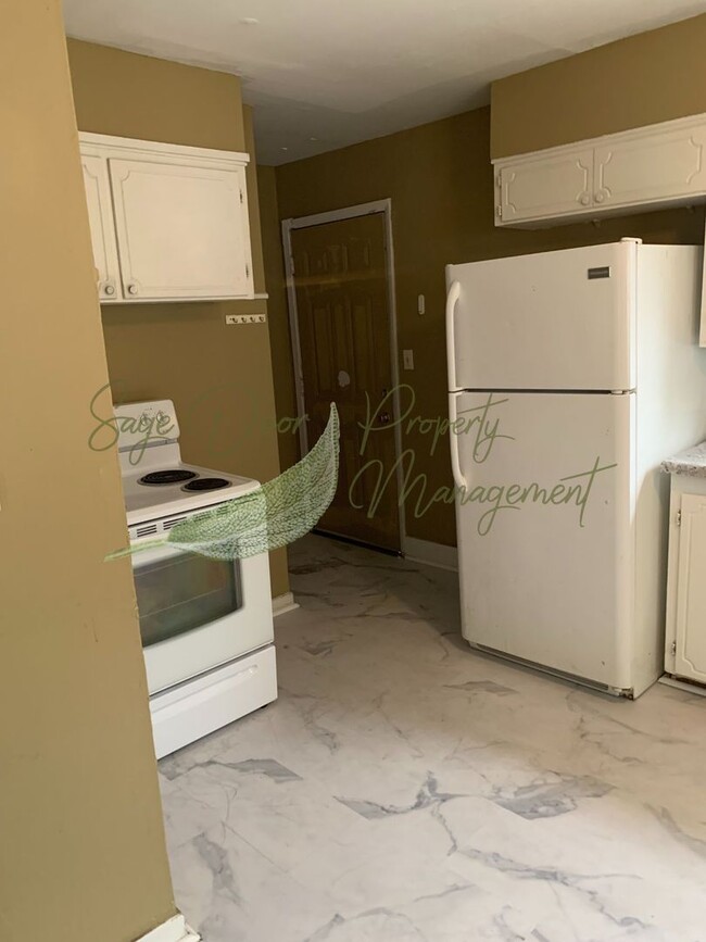 Building Photo - BEAUTIFUL HARDWOOD FLOORS!!!