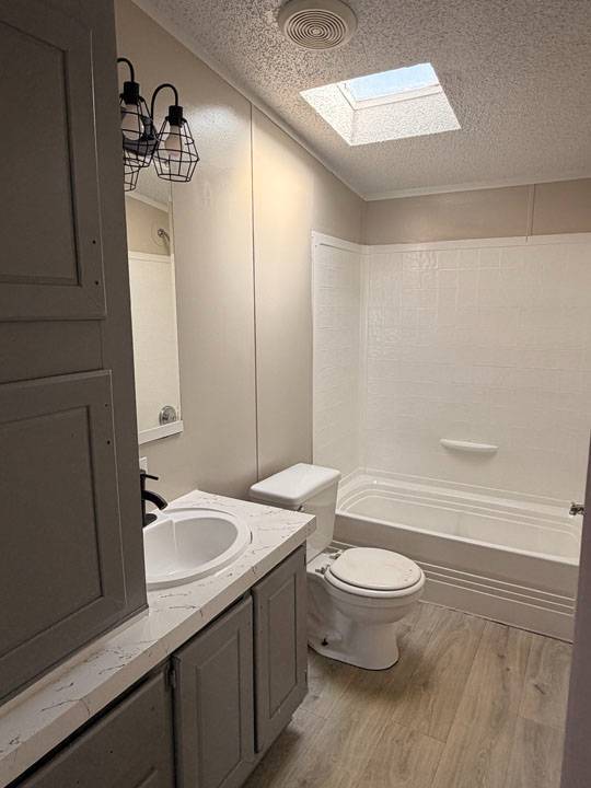 Building Photo - 2112 Colonial Dr