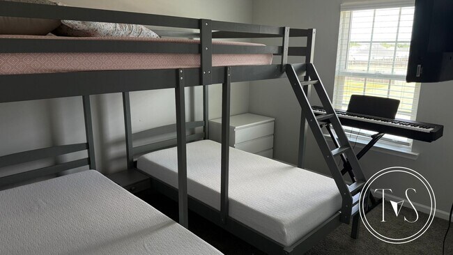 Building Photo - RATE DROP ALERT (was $2600/month) and SUMM...