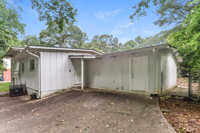 Building Photo - 2410 Ridgeway Dr