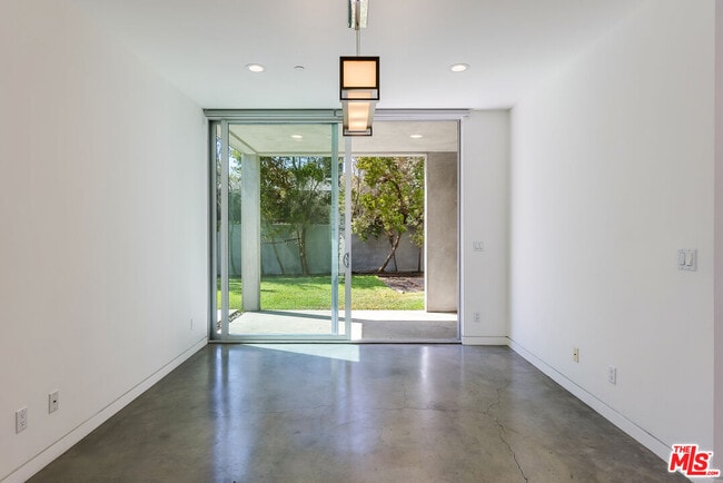 Building Photo - 547 Huntley Dr