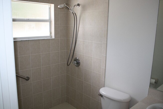 Building Photo - Very nice 4 bedroom 2 bath in beautiful se...