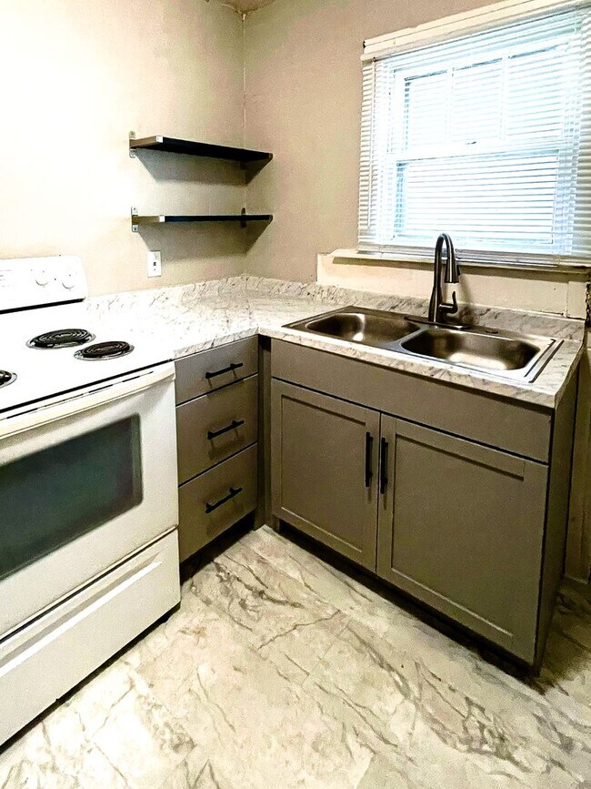 Building Photo - 1464-1466 N Chester Ave