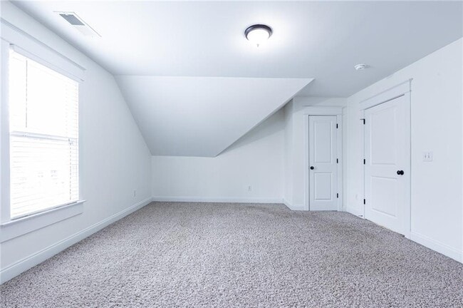 Building Photo - 2288 Oakview Rd NE