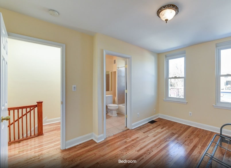 Master bedroom + master bath + full of light - 1216 Florida Ave NE