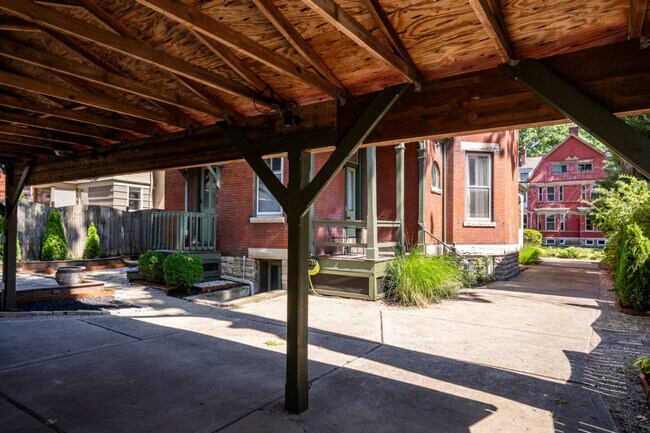 Building Photo - 351 Thrall St