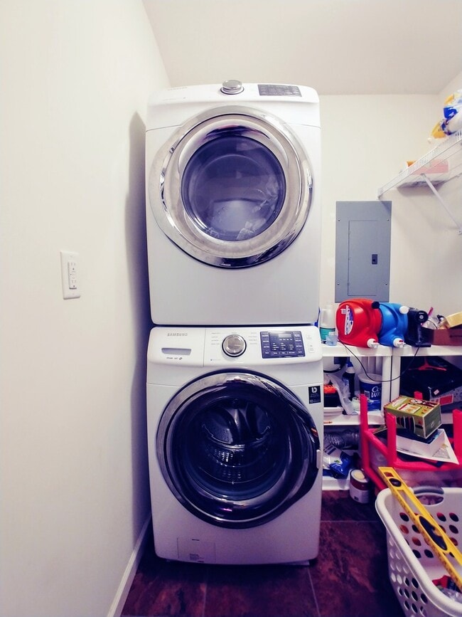 Building Photo - 7th and Roosevelt - Available August 2026