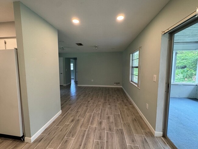 Building Photo - Adorable 2/1/1 nestled on an acre