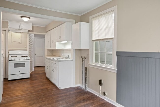 Building Photo - 3 bedroom, 1 bath home close to Gulfstream...