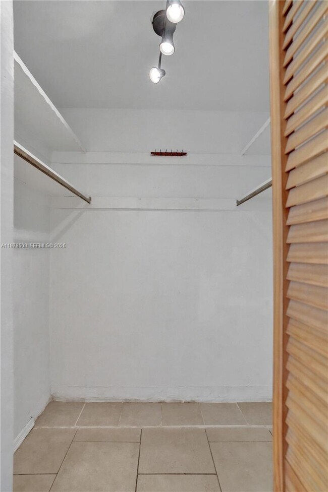 Building Photo - 1601 NE 191st St