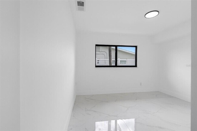 Building Photo - 520 115th Ave