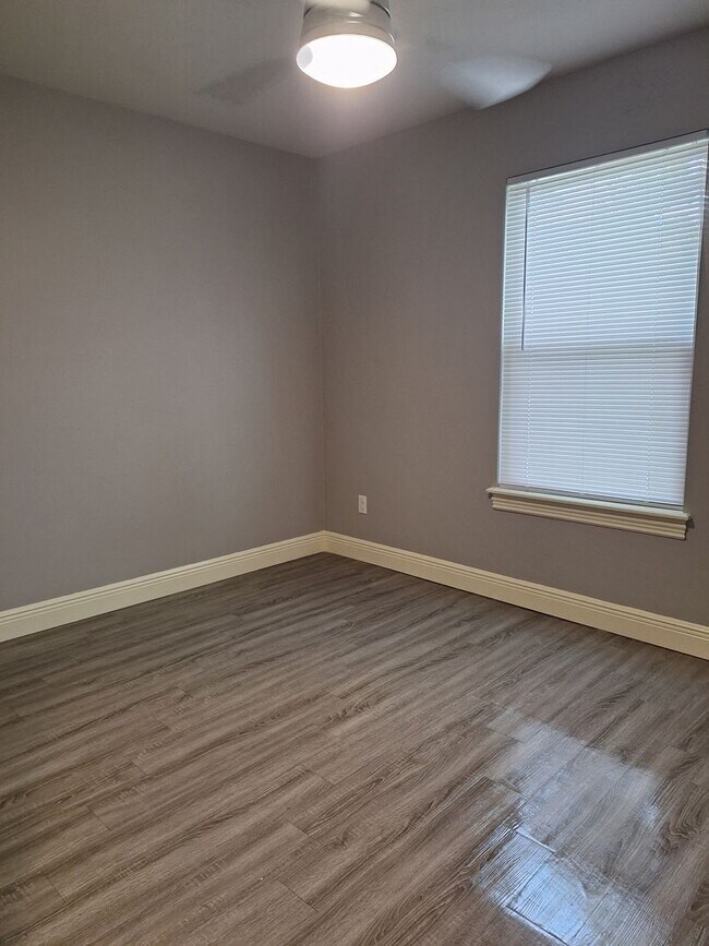 Building Photo - 3 bedroom Duplex