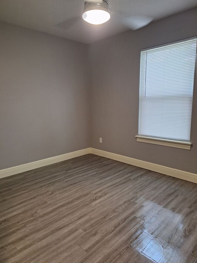 Building Photo - 3 bedroom Duplex with move in special