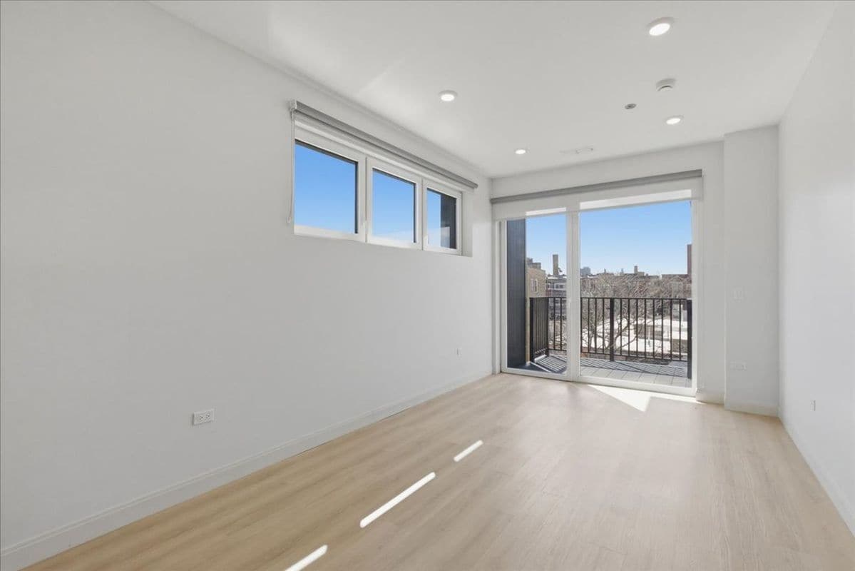 Building Photo - 948 W Sunnyside Ave