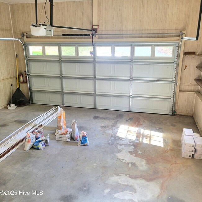 Building Photo - 62 Pine Ridge Dr