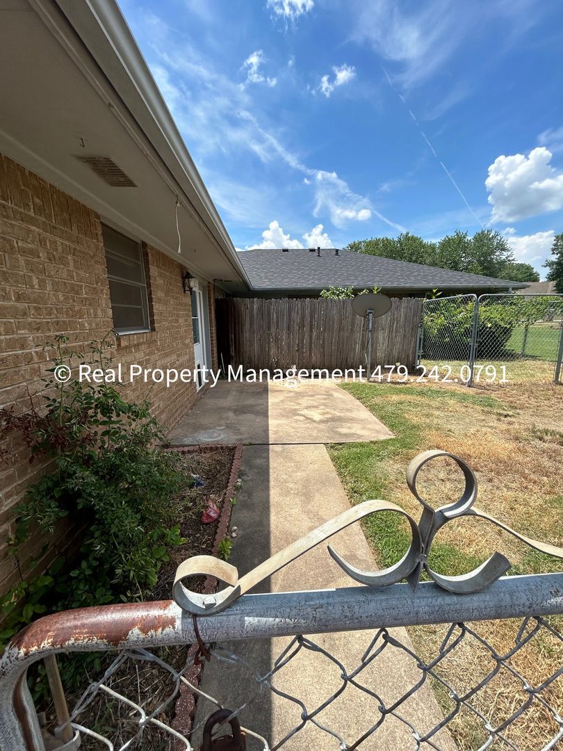 Building Photo - 2320 S 50th St