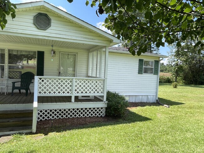 Building Photo - Furnished 3 bedroom 2 full bathroom Manufa...