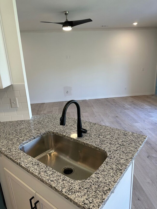Building Photo - 4 bedroom, 3 car garage, home in Willard S...
