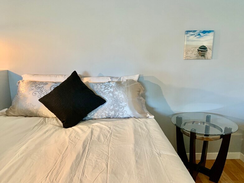 Building Photo - 889 Date St