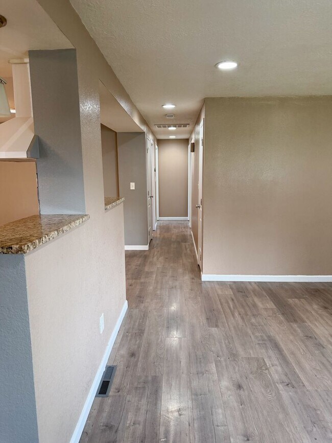 Building Photo - 3 Bedroom, 2 Bath House