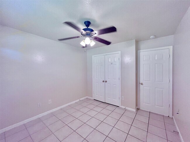 Building Photo - 18523 Spinney Ln