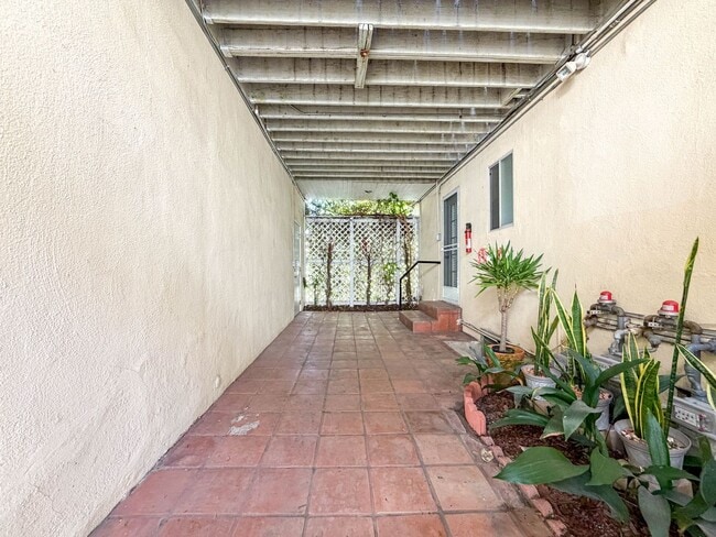 Building Photo - 10428 Riverside Dr