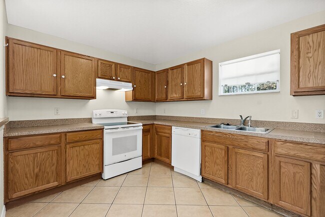 Building Photo - Spacious 3 Bedroom 2 Bath Duplex in Pine G...