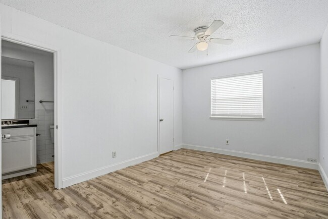Building Photo - 2729 Hurstview Dr
