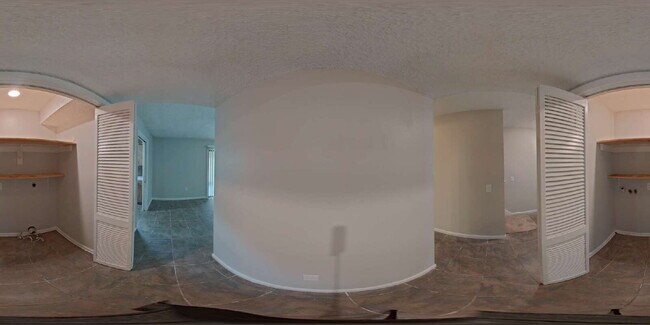 Building Photo - "Charming 3-Bedroom Home with 2 Full Baths in Prime Lakeland Location!"