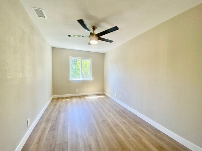 Building Photo - RECENTLY RENOVATED 4 BED, 2.5 BATH HOME ON CORNER LOT