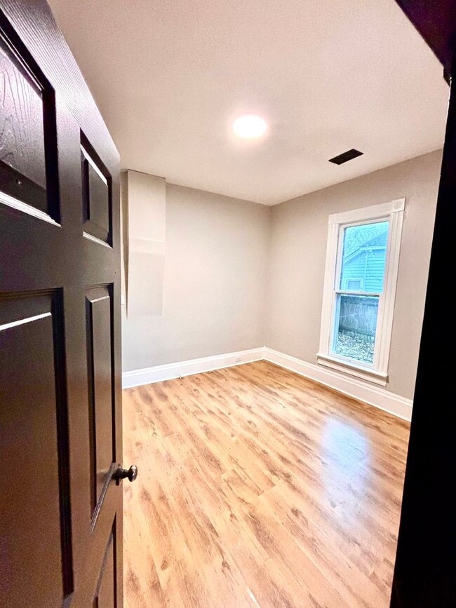 Building Photo - 833 W Oak- Move in ready!