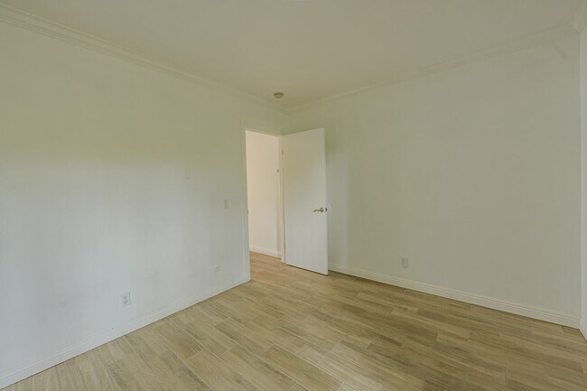 Building Photo - Beautifully Remodeled 1 BD, 1 Mile to beach