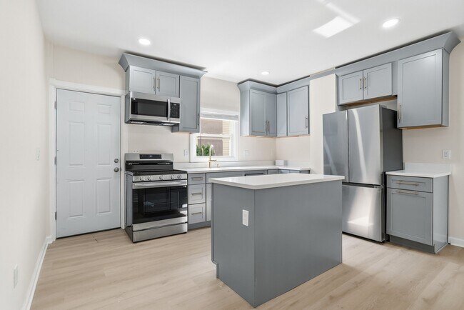 Building Photo - 302 38th St