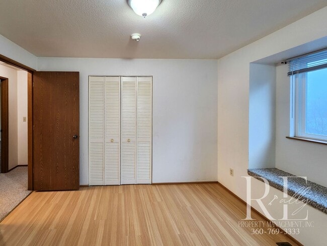 Building Photo - Spacious Silverdale Tri-Level with Hot Tub & Stylish Kitchen