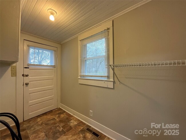 Building Photo - 607 Forest Ave