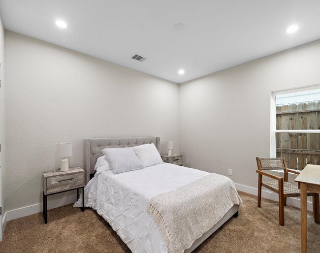 Building Photo - New Listing! Beautiful 3 Bed, 2.5 Bath Home