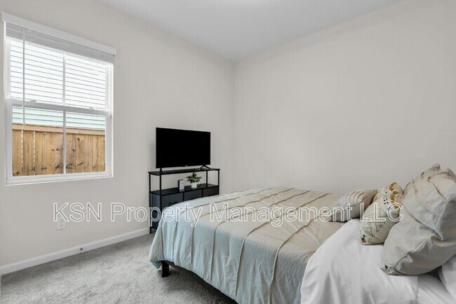 Building Photo - 107 Firefly Cir