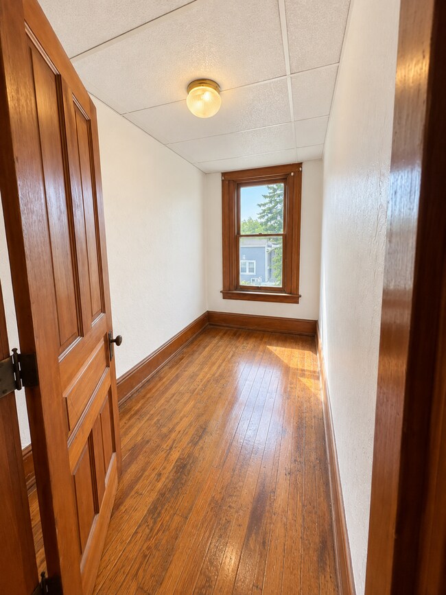Building Photo - 827 E Prospect St