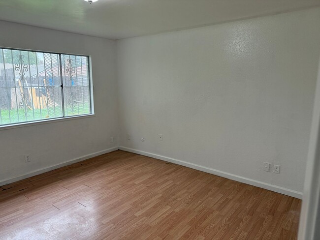 Primary Photo - 3 bd 2bth- Ready to move in!! Easy access to shopping and FWY 99 and I-5!!!