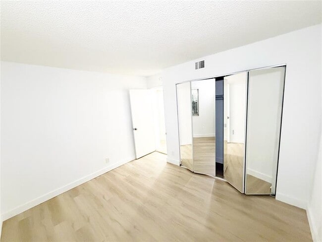 Building Photo - 709 Gardens Dr