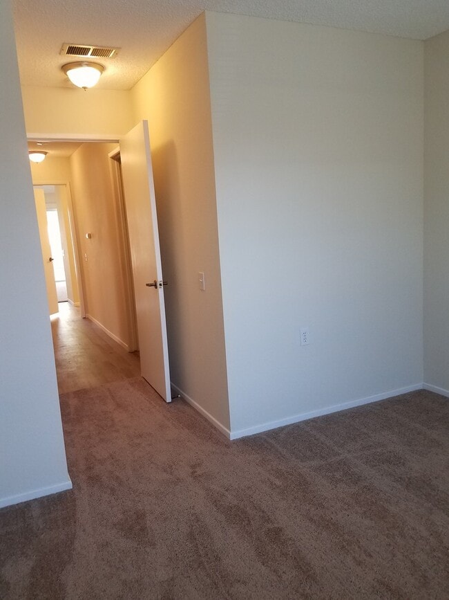 Building Photo - Charming 2 bed 2 bath in west side of Heme...