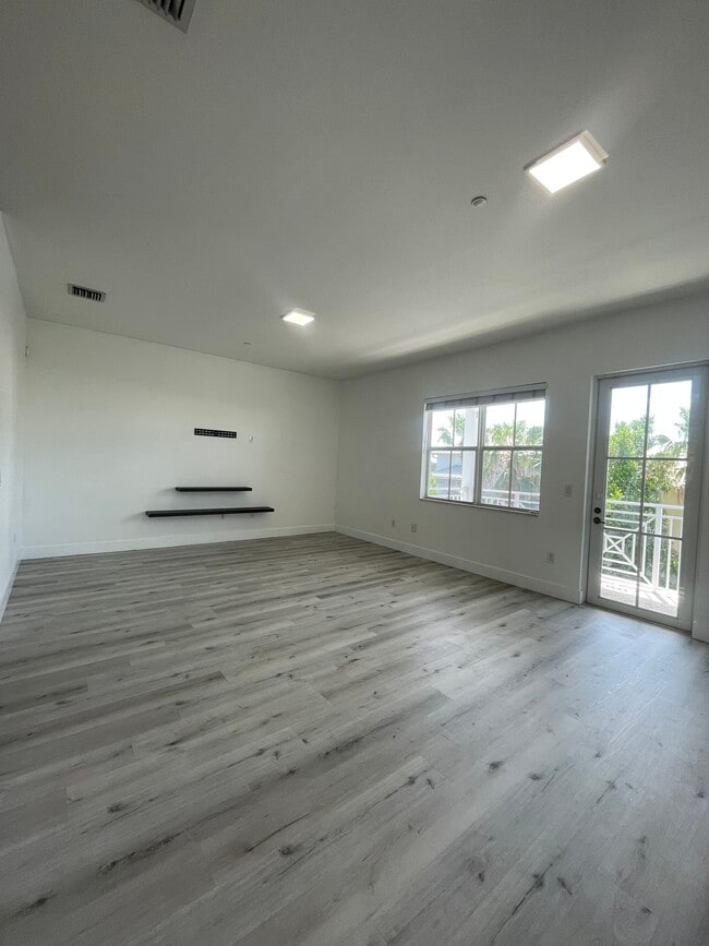 Building Photo - 412 Olssen Ave