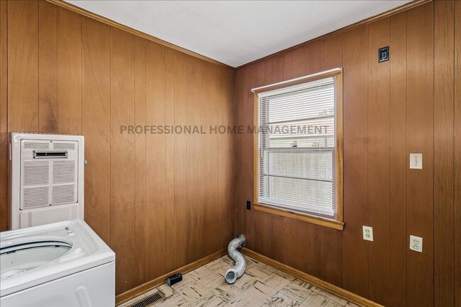 Building Photo - Charming 3 bedroom 1 bath home with 2 garages! Available For Rent To Own!