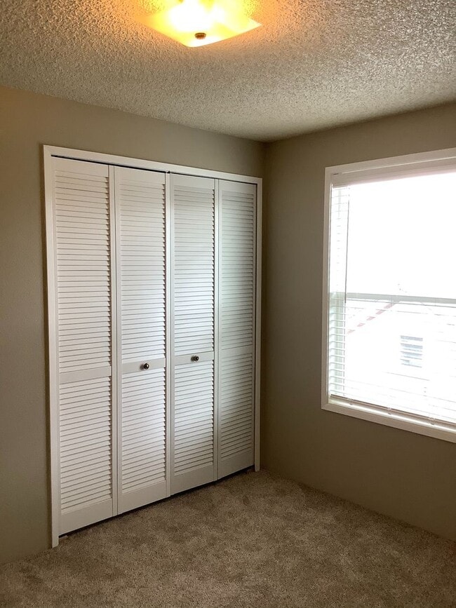 Building Photo - Two bedroom, 1.5 bathroom Ashland townhouse | Available now
