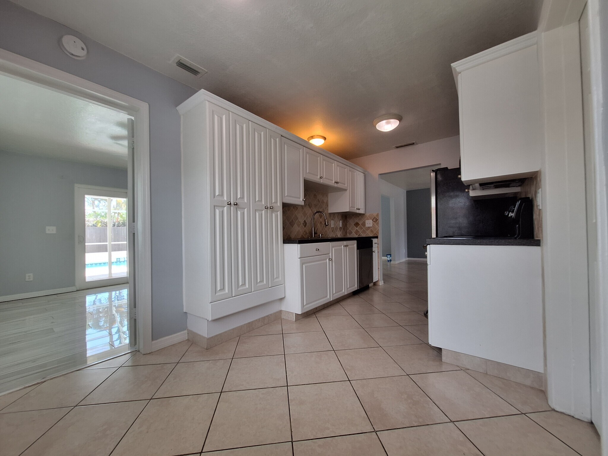 Building Photo - 573 SE Floresta Dr