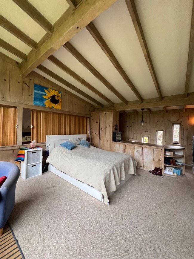 Building Photo - 1,100 square foot cottage on private 80 ac...