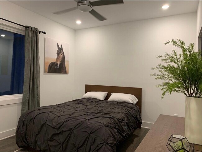 Building Photo - 827 Vibe Plz