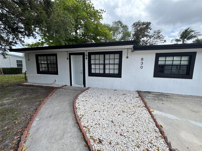 Building Photo - 830 SW 6th St