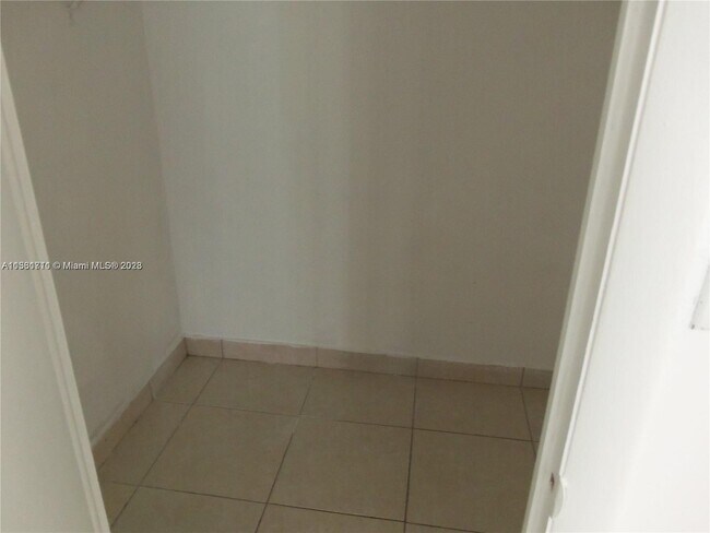 Building Photo - 4156 Inverrary Dr