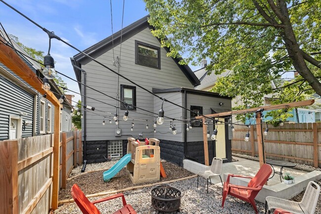 Building Photo - 3149 S Howell Ave